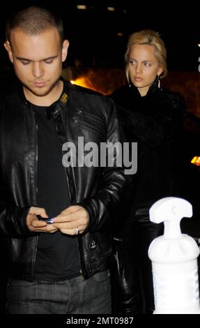 MENA Suvari et son mari Simone Sestito arrivent pour le dîner au restaurant Cleo de l'hôtel Redbury. Suvari, qui a épousé Sestito en juin, aurait dit que la vie mariée allait bien et qu'elle se sentait plus détendue que lorsqu'elle était célibataire. Hollywood, Californie. 10/28/10. Banque D'Images