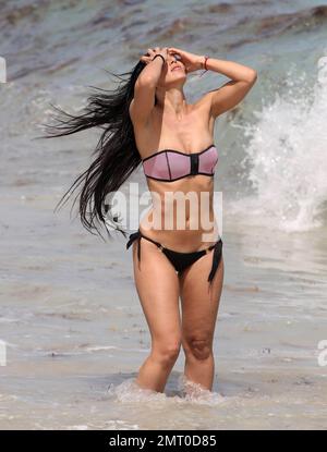 Le modèle Metisha Schaefer est tacheté d'un bikini rose et noir comme elle pose pour un photoshoot dans l'océan à Miami Beach, FL. 13 mars 2015. Banque D'Images