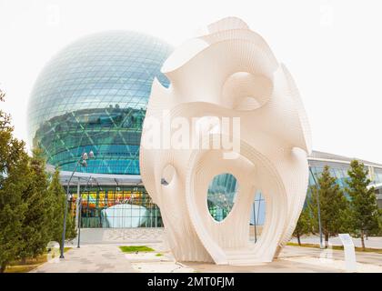 Bâtiment moderne à sphère ronde, zone d'exposition Nur-Alem Sphere EXPO 2017. Construction de sculptures minima Maxima. Musée de l'énergie du futur et rue inst Banque D'Images