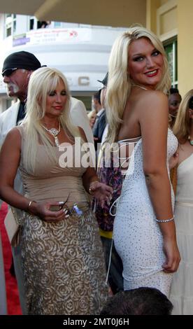 Terry 'Hulk' Hogan, la femme Linda et daugther Brooke arrivent au Lincoln Theatre pour la première de la Miami Vice East Coast. Miami Beach, FL 7/25/06 Banque D'Images