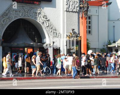 Sur ce qui aurait été ses fans d'anniversaire de 51st de feu le chanteur pop Michael Jackson, qui est décédé sur 25 juin 2009, se rassemblent à son lieu de sépulture et sa star sur le Hollywood Walk of Fame. Les fans ont laissé des cartes et des fleurs faites à la main au cimetière de la forêt de Glendale où Jackson est enterré et à son étoile en face du célèbre théâtre chinois de Grauman. Ceux qui se sont rassemblés étaient dans de bons esprits et il y avait même une poussée de nouveauté sur le Walk of Fame comme les passants ont eu leur photo prise avec un impersonateur de Michael Jackson. Selon les rapports des enfants de Jackson, le fils du Prince Michael I, 13, d Banque D'Images