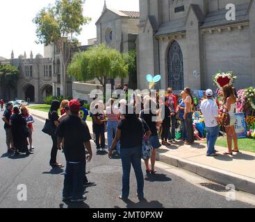 Sur ce qui aurait été ses fans d'anniversaire de 51st de feu le chanteur pop Michael Jackson, qui est décédé sur 25 juin 2009, se rassemblent à son lieu de sépulture et sa star sur le Hollywood Walk of Fame. Les fans ont laissé des cartes et des fleurs faites à la main au cimetière de la forêt de Glendale où Jackson est enterré et à son étoile en face du célèbre théâtre chinois de Grauman. Ceux qui se sont rassemblés étaient dans de bons esprits et il y avait même une poussée de nouveauté sur le Walk of Fame comme les passants ont eu leur photo prise avec un impersonateur de Michael Jackson. Selon les rapports des enfants de Jackson, le fils du Prince Michael I, 13, d Banque D'Images