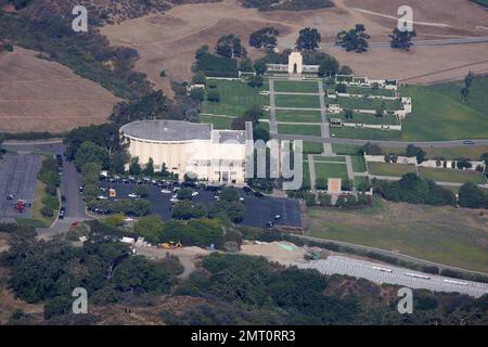 Vues aériennes du cimetière Forest Lawn où ont eu lieu les funérailles privées de Michael Jackson. Les clients sont arrivés pour le service et le cercueil a été chargé dans un corbillard avant que le cortège ne commence son voyage jusqu'au mémorial du Staples Center. Los Angeles, CA 7/7/09 . Banque D'Images