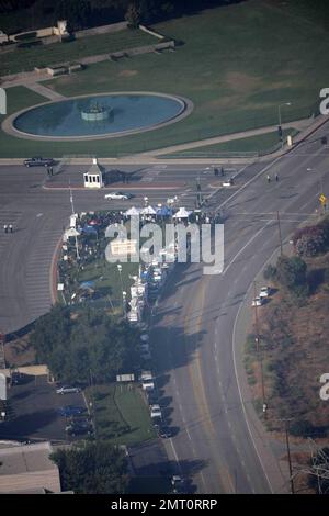 Vues aériennes du cimetière Forest Lawn où ont eu lieu les funérailles privées de Michael Jackson. Les clients sont arrivés pour le service et le cercueil a été chargé dans un corbillard avant que le cortège ne commence son voyage jusqu'au mémorial du Staples Center. Los Angeles, CA 7/7/09 . Banque D'Images