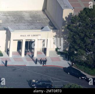 Vues aériennes du cimetière Forest Lawn où ont eu lieu les funérailles privées de Michael Jackson. Les clients sont arrivés pour le service et le cercueil a été chargé dans un corbillard avant que le cortège ne commence son voyage jusqu'au mémorial du Staples Center. Los Angeles, CA 7/7/09 . Banque D'Images