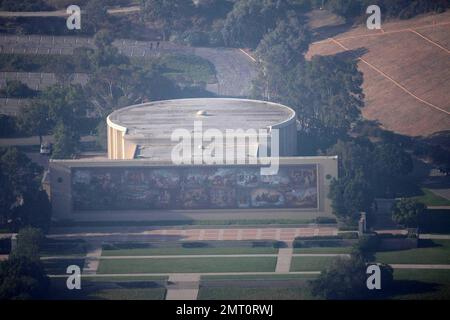 Vues aériennes du cimetière Forest Lawn où ont eu lieu les funérailles privées de Michael Jackson. Les clients sont arrivés pour le service et le cercueil a été chargé dans un corbillard avant que le cortège ne commence son voyage jusqu'au mémorial du Staples Center. Los Angeles, CA 7/7/09 Banque D'Images