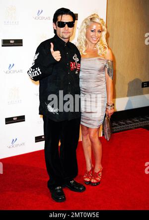 Corey Feldman et sa petite amie arrivent à l'hôtel Beverly Hilton pour « Forever Michael », un événement commémoratif qui célèbre la vie du légendaire chanteur pop Michael Jackson qui a passé de manière inattendue sur 25 juin 2009 de l'insuffisance cardiaque, des fans choquants, de la famille et des amis. Los Angeles, Californie. 06/26/10. Banque D'Images