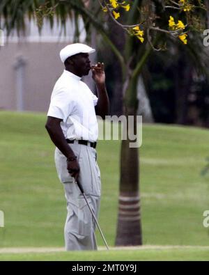 Exclusif !! Michael Jordan rencontre son fils Jeffrey pour une partie de golf et un cigare à Miami Beach, en Floride. 4/10/09. . . Banque D'Images