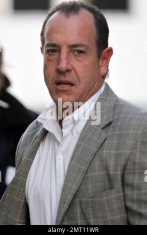 EXCLUSIF !! Michael Lohan, le père de Lindsay Lohan, semble fougère lorsqu'il quitte le bâtiment CNN à Hollywood. Il est rapporté que Michael a demandé à Delious Kennedy, un ancien membre de All-4-One, d'écrire et d'enregistrer une chanson pour Lindsay appelée 'My Rose'. Selon les rapports, la chanson, qui n'est pas encore sortie, est une piste de club qui, selon Delious, est dans le style de Lady Gaga. Lohan a dit que la chanson est au sujet d'une «talentueuse et belle jeune dame qui a grandi dans nos coeurs, elle est blairée par paparazzi, coupé par les médias ... Elle flétrit, mais quand elle tombe, je serai toujours le Banque D'Images