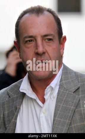 EXCLUSIF !! Michael Lohan, le père de Lindsay Lohan, semble fougère lorsqu'il quitte le bâtiment CNN à Hollywood. Il est rapporté que Michael a demandé à Delious Kennedy, un ancien membre de All-4-One, d'écrire et d'enregistrer une chanson pour Lindsay appelée 'My Rose'. Selon les rapports, la chanson, qui n'est pas encore sortie, est une piste de club qui, selon Delious, est dans le style de Lady Gaga. Lohan a dit que la chanson est au sujet d'une «talentueuse et belle jeune dame qui a grandi dans nos coeurs, elle est blairée par paparazzi, coupé par les médias ... Elle flétrit, mais quand elle tombe, je serai toujours le Banque D'Images