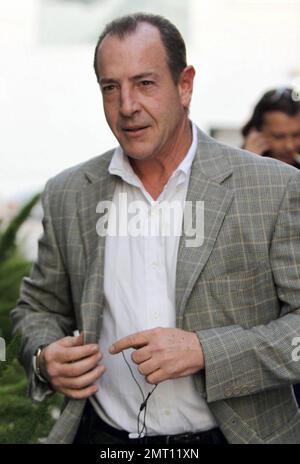 EXCLUSIF !! Michael Lohan, le père de Lindsay Lohan, semble fougère lorsqu'il quitte le bâtiment CNN à Hollywood. Il est rapporté que Michael a demandé à Delious Kennedy, un ancien membre de All-4-One, d'écrire et d'enregistrer une chanson pour Lindsay appelée 'My Rose'. Selon les rapports, la chanson, qui n'est pas encore sortie, est une piste de club qui, selon Delious, est dans le style de Lady Gaga. Lohan a dit que la chanson est au sujet d'une «talentueuse et belle jeune dame qui a grandi dans nos coeurs, elle est blairée par paparazzi, coupé par les médias ... Elle flétrit, mais quand elle tombe, je serai toujours le Banque D'Images