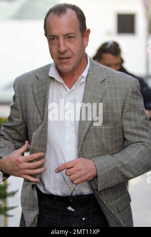 EXCLUSIF !! Michael Lohan, le père de Lindsay Lohan, semble fougère lorsqu'il quitte le bâtiment CNN à Hollywood. Il est rapporté que Michael a demandé à Delious Kennedy, un ancien membre de All-4-One, d'écrire et d'enregistrer une chanson pour Lindsay appelée 'My Rose'. Selon les rapports, la chanson, qui n'est pas encore sortie, est une piste de club qui, selon Delious, est dans le style de Lady Gaga. Lohan a dit que la chanson est au sujet d'une «talentueuse et belle jeune dame qui a grandi dans nos coeurs, elle est blairée par paparazzi, coupé par les médias ... Elle flétrit, mais quand elle tombe, je serai toujours le Banque D'Images