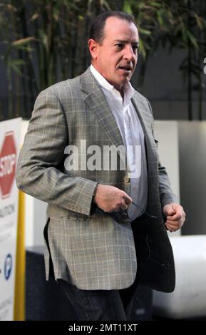 EXCLUSIF !! Michael Lohan, le père de Lindsay Lohan, semble fougère lorsqu'il quitte le bâtiment CNN à Hollywood. Il est rapporté que Michael a demandé à Delious Kennedy, un ancien membre de All-4-One, d'écrire et d'enregistrer une chanson pour Lindsay appelée 'My Rose'. Selon les rapports, la chanson, qui n'est pas encore sortie, est une piste de club qui, selon Delious, est dans le style de Lady Gaga. Lohan a dit que la chanson est au sujet d'une «talentueuse et belle jeune dame qui a grandi dans nos coeurs, elle est blairée par paparazzi, coupé par les médias ... Elle flétrit, mais quand elle tombe, je serai toujours le Banque D'Images