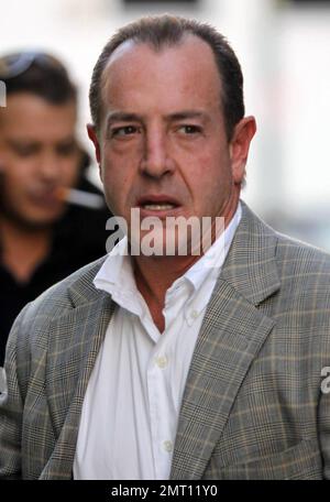 EXCLUSIF !! Michael Lohan, le père de Lindsay Lohan, semble fougère lorsqu'il quitte le bâtiment CNN à Hollywood. Il est rapporté que Michael a demandé à Delious Kennedy, un ancien membre de All-4-One, d'écrire et d'enregistrer une chanson pour Lindsay appelée 'My Rose'. Selon les rapports, la chanson, qui n'est pas encore sortie, est une piste de club qui, selon Delious, est dans le style de Lady Gaga. Lohan a dit que la chanson est au sujet d'une «talentueuse et belle jeune dame qui a grandi dans nos coeurs, elle est blairée par paparazzi, coupé par les médias ... Elle flétrit, mais quand elle tombe, je serai toujours le Banque D'Images