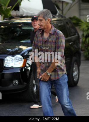 EXCLUSIF !! Michael Lohan tente de se cacher lorsqu'il quitte l'hôtel de Lindsay Lohan. Le père des actrices portait une casquette avec un coeur sur elle et essaya de couvrir son visage avec sa main pendant qu'il est parti. Il n'est pas clair s'il a effectivement réussi à rendre visite à sa fille. Quelques minutes plus tôt, Lindsay était visible à la piscine et semblait pleurer. Miami, Floride. 5/22/11. Banque D'Images