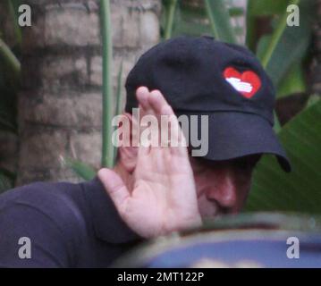 EXCLUSIF !! Michael Lohan tente de se cacher lorsqu'il quitte l'hôtel de Lindsay Lohan. Le père des actrices portait une casquette avec un coeur sur elle et essaya de couvrir son visage avec sa main pendant qu'il est parti. Il n'est pas clair s'il a effectivement réussi à rendre visite à sa fille. Quelques minutes plus tôt, Lindsay était visible à la piscine et semblait pleurer. Miami, Floride. 5/22/11. Banque D'Images