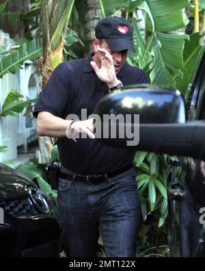 EXCLUSIF !! Michael Lohan tente de se cacher lorsqu'il quitte l'hôtel de Lindsay Lohan. Le père des actrices portait une casquette avec un coeur sur elle et essaya de couvrir son visage avec sa main pendant qu'il est parti. Il n'est pas clair s'il a effectivement réussi à rendre visite à sa fille. Quelques minutes plus tôt, Lindsay était visible à la piscine et semblait pleurer. Miami, Floride. 5/22/11. Banque D'Images