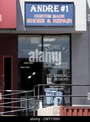 Exclusif !! Michelle Rodriguez fait ses propres déclarations de mode de nos jours. L'actrice a été repérée en déposant un tas de chaussures et de bottes dans un magasin de design personnalisé à Hollywood, CA. Rodriguez portait également un bandana Jack Daniels autour de sa jambe. 4/18/07 Banque D'Images