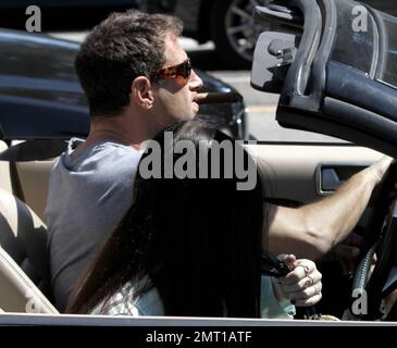 L'actrice Michelle Trachtenberg a été tachetée à Malibu en portant une veste en cuir blanc cloutée, un haut bleu, un Jean skinny noir et des quartiers à imprimé animal. Los Angeles, Californie. 29th juillet 2012. . Banque D'Images