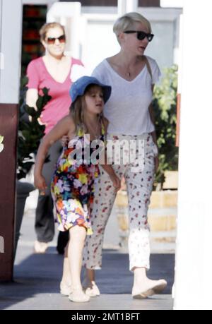 L'actrice Michelle Williams et sa fille Matilda passent une journée ensemble à Brentwood. Williams portait un haut blanc et un pantalon à motifs et Matilda avait l'air très mignon dans une robe de couleurs vives associée à un chapeau bleu disquette. Los Angeles, Californie. 28th août 2012. Banque D'Images