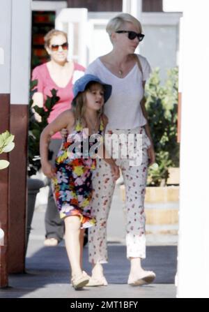 L'actrice Michelle Williams et sa fille Matilda passent une journée ensemble à Brentwood. Williams portait un haut blanc et un pantalon à motifs et Matilda avait l'air très mignon dans une robe de couleurs vives associée à un chapeau bleu disquette. Los Angeles, Californie. 28th août 2012. Banque D'Images