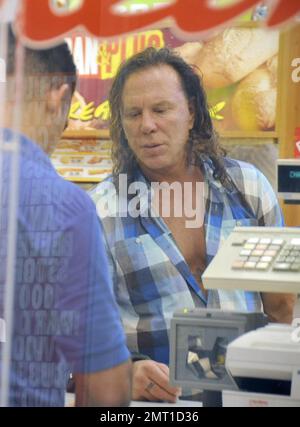 EXCLUSIF !! La star du prochain film « Iron Man 2 », nominé aux Oscars, Mickey Rourke porte un corset sur son bras alors qu'il s'arrête dans une pharmacie locale avant de se promener à Miami Beach avec sa petite amie, le modèle Anastassija Makarenko. Les deux, qui se sont rencontrés sur une séance photo et qui datent de près d'un an, ont été très affectueux lorsqu'ils se sont promenés. Miami, Floride. 4/8/10. Banque D'Images