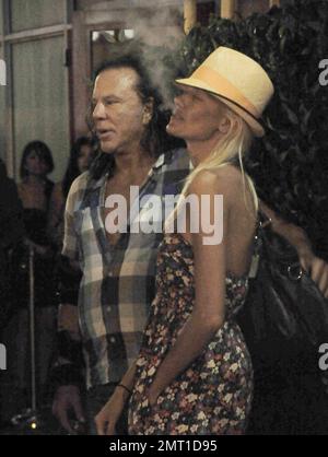 EXCLUSIF !! La star du prochain film « Iron Man 2 », nominé aux Oscars, Mickey Rourke porte un corset sur son bras alors qu'il s'arrête dans une pharmacie locale avant de se promener à Miami Beach avec sa petite amie, le modèle Anastassija Makarenko. Les deux, qui se sont rencontrés sur une séance photo et qui datent de près d'un an, ont été très affectueux lorsqu'ils se sont promenés. Miami, Floride. 4/8/10. . Banque D'Images