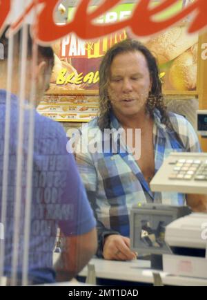 EXCLUSIF !! La star du prochain film « Iron Man 2 », nominé aux Oscars, Mickey Rourke porte un corset sur son bras alors qu'il s'arrête dans une pharmacie locale avant de se promener à Miami Beach avec sa petite amie, le modèle Anastassija Makarenko. Les deux, qui se sont rencontrés sur une séance photo et qui datent de près d'un an, ont été très affectueux lorsqu'ils se sont promenés. Miami, Floride. 4/8/10. . Banque D'Images