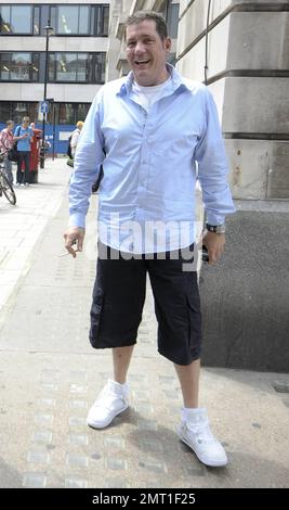 Le musicien écossais Midge Ure pose pour la caméra avant de donner à son ami, l'animateur de radio Dale Winton, un câlin après avoir quitté les studios de la BBC radio 1. Londres, Royaume-Uni. 07/08/10. Banque D'Images