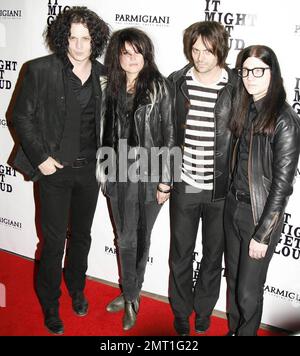 The Dead Weather avec Jack White, Alison Mosshart (des Kills), Dean Ferita (des Queens de Stoneage) et Jack Lawrence (des Raconteurs) à la fête d'après-vente pour qu'il se fait entendre au Mann's Festival Theatre de Westwood. Los Angeles, Californie. 6/19/09. Banque D'Images
