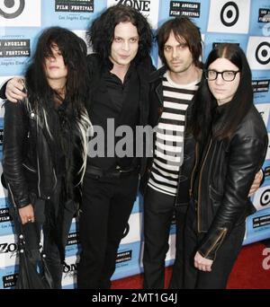 Le temps mort avec Alison Mosshart, Jack White, Dean Ferita et Jack Lawrence à la première pour le spectacle pourrait devenir bruyant au Mann's Festival Theatre de Westwood. Los Angeles, Californie. 6/19/09. . Banque D'Images