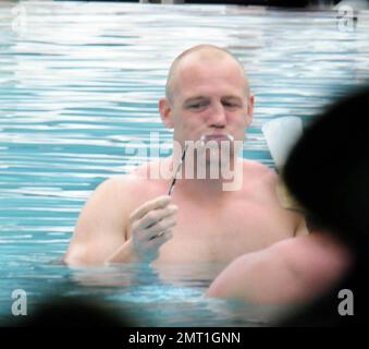 Le fiancé de Zara Phillips, Mike Tindall, profite d'une autre journée à la piscine sous le soleil de Miami pendant son week-end de cerf. Le capitaine de rugby d'Angleterre était avec un groupe de pals dont Iain Balshaw et David Flatman, ainsi que son futur beau-frère Peter Phillips. Tindall doit épouser la petite-fille de la Reine à Canongate Kirk, à Édimbourg, dans sept semaines. Miami, FL 6/12/11 Banque D'Images