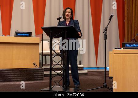 NEW YORK, NEW YORK - JANVIER 31 : Mme Melissa Fleming, Secrétaire générale adjointe aux communications mondiales, prononce un discours d'ouverture lors d'un événement spécial « procès international fictif sur les droits de l'homme » à l'occasion de la Journée internationale de commémoration en mémoire des victimes de l'Holocauste (27 janvier) Au Siège de l'Organisation des Nations Unies à New York sur 31 janvier 2023, à New York. Les participants, étudiants de plusieurs pays, interrogent les actions et responsabilités d'Ernst Rüdin, le soi-disant père de l'hygiène raciale nazie. Banque D'Images