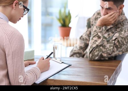 Psychothérapeute travaillant avec un officier militaire en fonction Banque D'Images