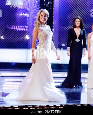 Teresa Scanlan, 17 ans, Miss Nebraska, remporte le titre de Miss America 2011 lors de l'événement annuel organisé à Planet Hollywood. Scanlan a montré son aspect physique de la bordure dans un bikini noir et a montré son côté élégant dans une robe de balle blanche fluide. Plus tôt dans la soirée, Teresa a posé dans sa Miss Nebraska tiara et de sash. Las Vegas, Nevada 01/15/11. Banque D'Images