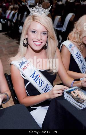 Teresa Scanlan, 17 ans, Miss Nebraska, remporte le titre de Miss America 2011 lors de l'événement annuel organisé à Planet Hollywood. Scanlan a montré son aspect physique de la bordure dans un bikini noir et a montré son côté élégant dans une robe de balle blanche fluide. Plus tôt dans la soirée, Teresa a posé dans sa Miss Nebraska tiara et de sash. Las Vegas, Nevada 01/15/11. Banque D'Images