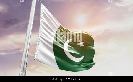 Le Pakistan agite le drapeau dans un ciel magnifique. Banque D'Images