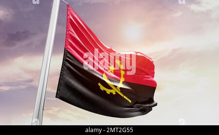 l'angola agité le drapeau dans un ciel magnifique. Banque D'Images