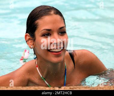 Exclusif !! Miss Universe Dayana Mendoza reçoit quelques sensations fortes et même quelques moments de détente sur les manèges et les toboggans aquatiques à Atlantis Paradise Island. Paradise Island, Bahamas. 6/6/09. . Banque D'Images