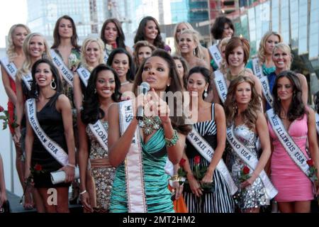 Les candidats au titre de Miss USA 2009 et Miss USA 2008 Crystle Stewart assistent à la cérémonie d'arrivée officielle - la première occasion de voir les 51 espoirs de Miss USA ensemble - à l'extérieur du Planet Hollywood Resort & Casino. L'emblématique Miss USA Pageant, diffusé en direct sur NBC on 19 avril 2009, se tient pour sa deuxième année à Las Vegas au Théâtre des arts de la scène du Planet Hollywood Resort & Casino. Las Vegas, Nevada 4/4/09. Banque D'Images