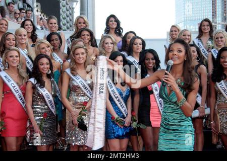 Les candidats au titre de Miss USA 2009 et Miss USA 2008 Crystle Stewart assistent à la cérémonie d'arrivée officielle - la première occasion de voir les 51 espoirs de Miss USA ensemble - à l'extérieur du Planet Hollywood Resort & Casino. L'emblématique Miss USA Pageant, diffusé en direct sur NBC on 19 avril 2009, se tient pour sa deuxième année à Las Vegas au Théâtre des arts de la scène du Planet Hollywood Resort & Casino. Las Vegas, Nevada 4/4/09. Banque D'Images