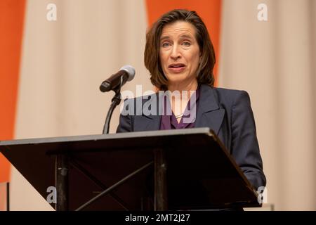 NEW YORK, NEW YORK - JANVIER 31 : Mme Melissa Fleming, Secrétaire générale adjointe aux communications mondiales, prononce un discours d'ouverture lors d'un événement spécial « procès international fictif sur les droits de l'homme » à l'occasion de la Journée internationale de commémoration en mémoire des victimes de l'Holocauste (27 janvier) Au Siège de l'Organisation des Nations Unies à New York sur 31 janvier 2023, à New York. Les participants, étudiants de plusieurs pays, interrogent les actions et responsabilités d'Ernst Rüdin, le soi-disant père de l'hygiène raciale nazie. Banque D'Images