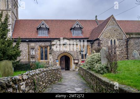 Entrée à l'église paroissiale de Pinner, bâtiment médiéval classé de grade II* datant du 14th siècle dans la banlieue de Londres. Saint-Jean-Baptiste, Église anglicane. Banque D'Images