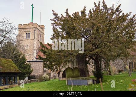 Église paroissiale de Pinner, cimetière avec tombe et tombes. Bâtiment de l'église et tour de l'église. Bâtiment médiéval de 14th ans dans la banlieue de Londres. Banque D'Images