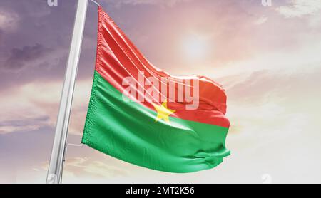 Le Burkina faso agite le drapeau dans un ciel magnifique. Banque D'Images