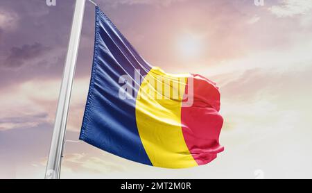 le tchad agite le drapeau dans un ciel magnifique. Banque D'Images