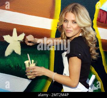 AnnaLynne McCord pose et aide à peindre une peinture murale lors de son dévoilement au centre communautaire d'El Salvador pour aider à promouvoir le projet de régénération du Pepsi de base-ball de la Ligue majeure. La fresque, créée par l'artiste Roberto Del Hoyo et mesurant 10 pieds de haut sur 86 pieds de large, a été créée en partenariat avec LA Commons. La fresque fait partie du projet MLB Pepsi Refresh, qui verra 15 équipes MLB révéler une idée centrée sur la communauté sur le nouveau spot de télévision FOX « Jocks » et se disputer une bourse Pepsi Refresh $200 000 pour voir cette idée se concrétiser. Santa Ana, CA. 07/13/10. Banque D'Images