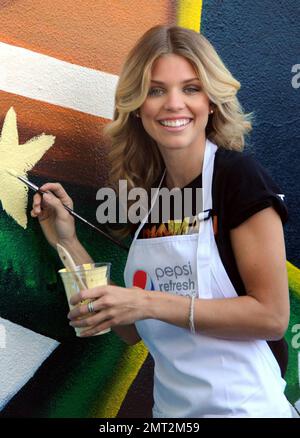 AnnaLynne McCord pose et aide à peindre une peinture murale lors de son dévoilement au centre communautaire d'El Salvador pour aider à promouvoir le projet de régénération du Pepsi de base-ball de la Ligue majeure. La fresque, créée par l'artiste Roberto Del Hoyo et mesurant 10 pieds de haut sur 86 pieds de large, a été créée en partenariat avec LA Commons. La fresque fait partie du projet MLB Pepsi Refresh, qui verra 15 équipes MLB révéler une idée centrée sur la communauté sur le nouveau spot de télévision FOX « Jocks » et se disputer une bourse Pepsi Refresh $200 000 pour voir cette idée se concrétiser. Santa Ana, CA. 07/13/10. Banque D'Images