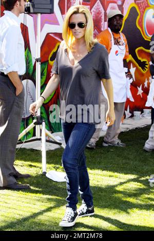 Jenny McCarthy, défenseur de l'autisme, pose et aide à peindre une peinture murale lors de son dévoilement au centre communautaire d'El Salvador pour aider à promouvoir le projet de régénération de Pepsi de base-ball de la Ligue majeure. La fresque, créée par l'artiste Roberto Del Hoyo et mesurant 10 pieds de haut sur 86 pieds de large, a été créée en partenariat avec LA Commons. La fresque fait partie du projet MLB Pepsi Refresh, qui verra 15 équipes MLB révéler une idée centrée sur la communauté sur le nouveau spot de télévision FOX « Jocks » et se disputer une bourse Pepsi Refresh $200 000 pour voir cette idée se concrétiser. Santa Ana, CA. 07/13/10. Banque D'Images