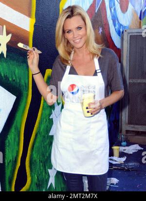 Jenny McCarthy, défenseur de l'autisme, pose et aide à peindre une peinture murale lors de son dévoilement au centre communautaire d'El Salvador pour aider à promouvoir le projet de régénération de Pepsi de base-ball de la Ligue majeure. La fresque, créée par l'artiste Roberto Del Hoyo et mesurant 10 pieds de haut sur 86 pieds de large, a été créée en partenariat avec LA Commons. La fresque fait partie du projet MLB Pepsi Refresh, qui verra 15 équipes MLB révéler une idée centrée sur la communauté sur le nouveau spot de télévision FOX « Jocks » et se disputer une bourse Pepsi Refresh $200 000 pour voir cette idée se concrétiser. Santa Ana, CA. 07/13/10. Banque D'Images